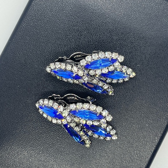 Stunning blue and clear rhinestone sparkly dangle clip on silver tone earrings - Picture 7 of 16